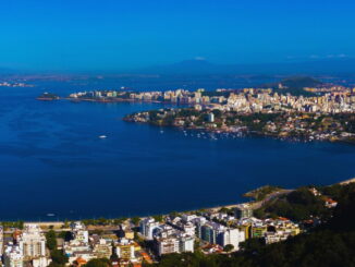 Vista panorâmica de Niterói com destaque para a orla e a Baía de Guanabara ao fundo.