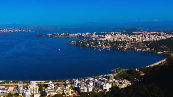 Vista panorâmica de Niterói com destaque para a orla e a Baía de Guanabara ao fundo.