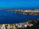 Vista panorâmica de Niterói com destaque para a orla e a Baía de Guanabara ao fundo.