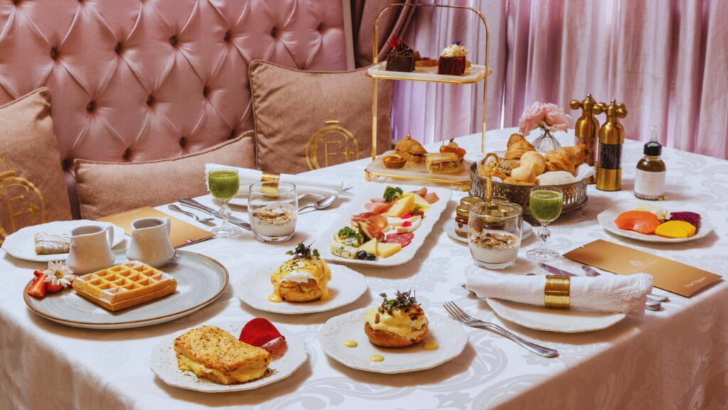 Café da manhã refinado servido no Colline de France, com doces artesanais, pratos quentes, sucos, pães e frutas