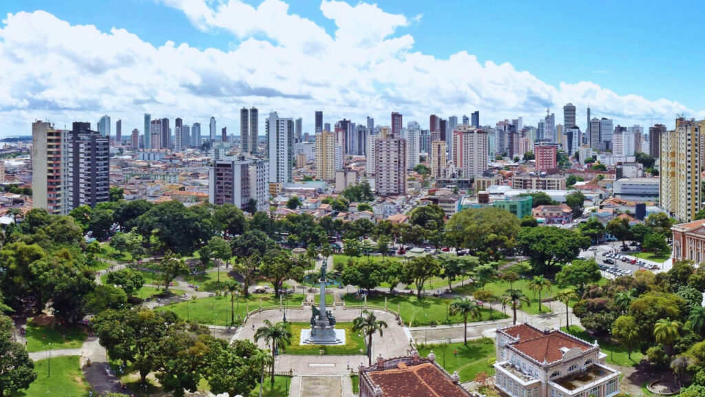 Vista panorâmica da Praça da República, no centro de Belém, destacando a paisagem urbana.