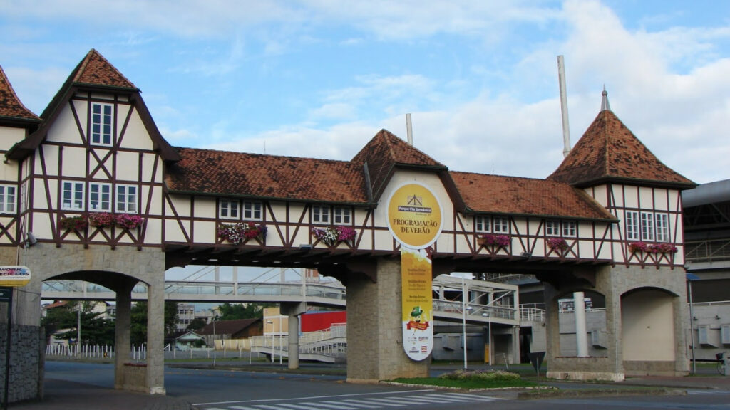 Entrada de Blumenau com pórtico em estilo germânico, destacando a arquitetura típica da colonização alemã.