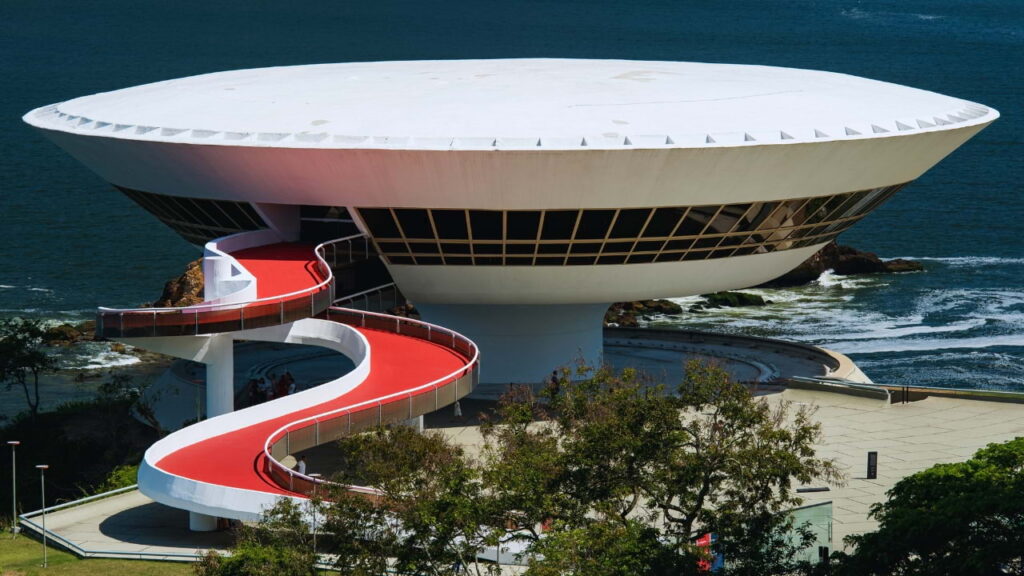 Museu de Arte Contemporânea de Niterói, projetado por Oscar Niemeyer, com sua rampa vermelha e vista para a Baía de Guanabara.
