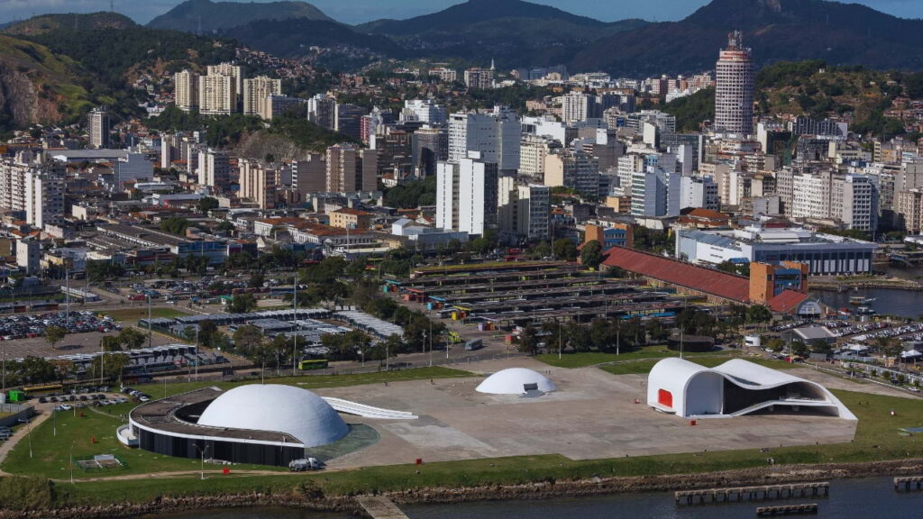 Imagem do Caminho Niemeyer em Niterói, com o Teatro Popular Oscar Niemeyer e outros edifícios culturais ao lado do terminal rodoviário.