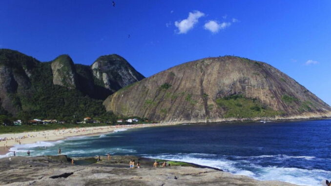 Vista de Itacoatiara, uma das mais famosas praias de Niterói