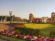 Parque Tanguá em Curitiba, com torres, jardins floridos e fontes ao entardecer, cartão-postal da capital paranaense.