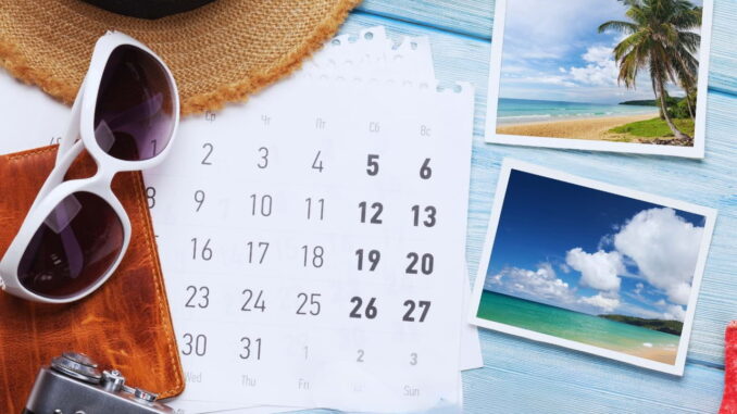 Imagem mostrando itens organizados para planejamento de viagem, incluindo calendário, passaporte, câmera, óculos de sol e fotos.