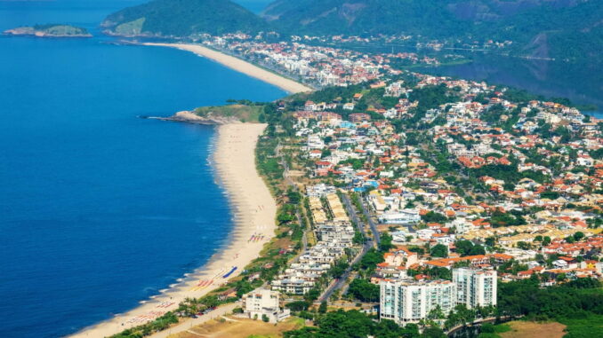 Vista da praia de Camboinhas em Niterói - RJ