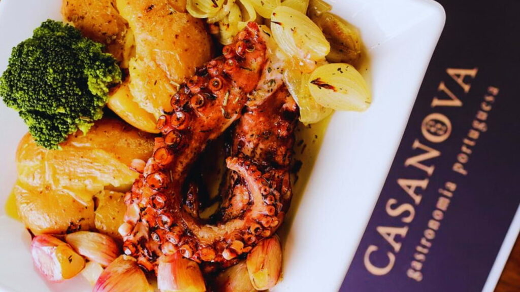 Prato de polvo grelhado com batatas, brócolis e cebolas servido em restaurante de gastronomia portuguesa em Niterói.