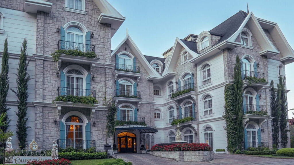 Fachada principal do hotel Colline de France em Gramado com arquitetura inspirada em castelos franceses.