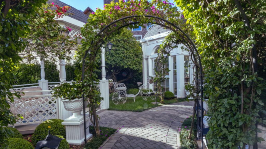 Jardim francês do Colline de France em Gramado com pérgolas, buganvílias e detalhes brancos.