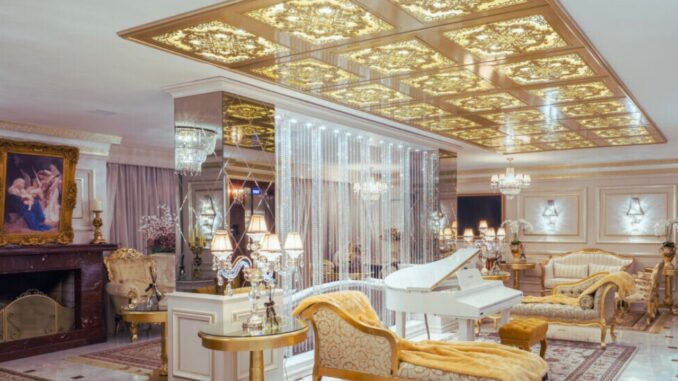 Lounge do Colline de France em Gramado com piano branco e decoração em estilo francês dourado.