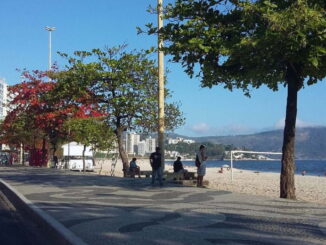Ônibus municipal na orla de Icaraí, com ciclovia e acesso por transporte público