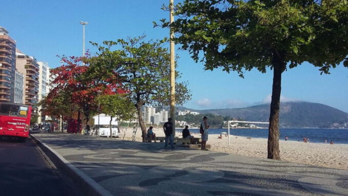Ônibus municipal na orla de Icaraí, com ciclovia e acesso por transporte público