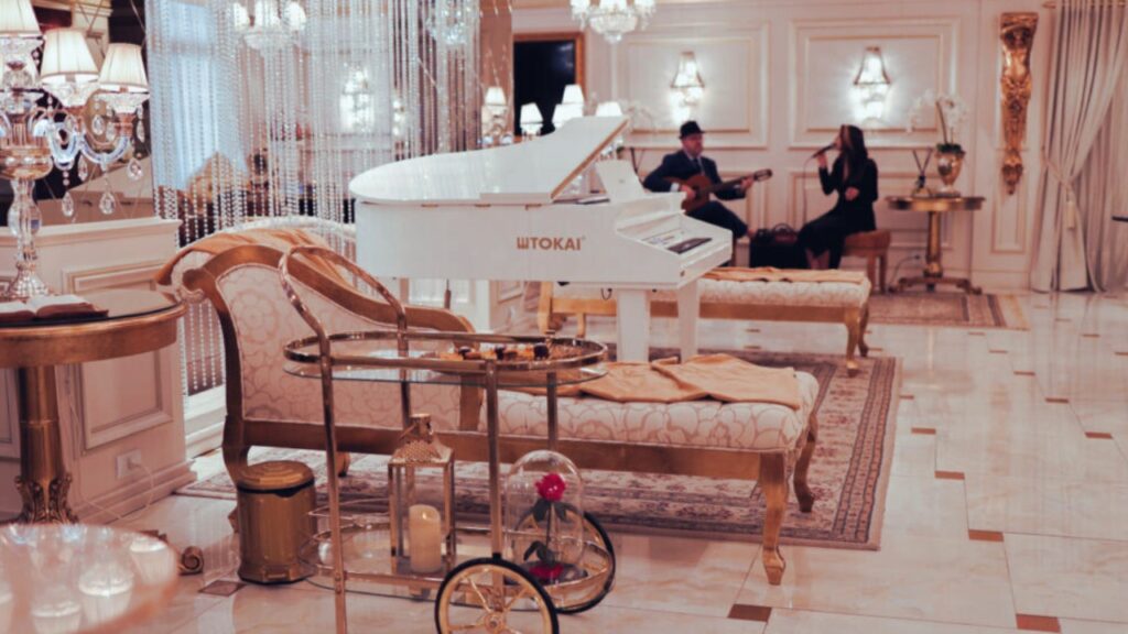 Apresentação musical no lounge do Colline de France em Gramado com piano branco e decoração clássica.
