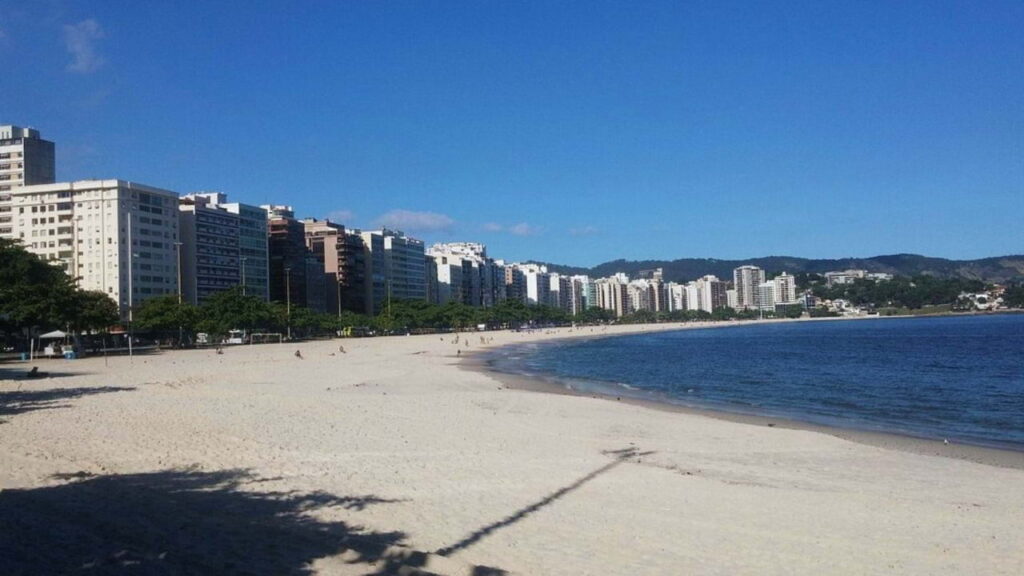 Praia de Icaraí em Niterói com vista urbana e opções diversas de transporte