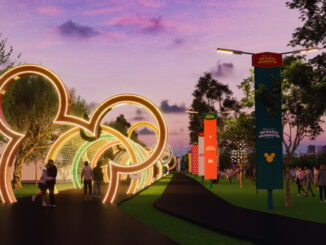 Natal no Parque Barigui em Curitiba, com decoração iluminada e público caminhando à noite.