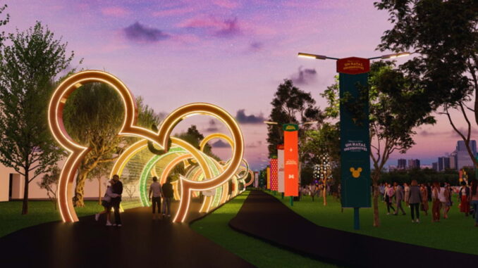 Natal no Parque Barigui em Curitiba, com decoração iluminada e público caminhando à noite.