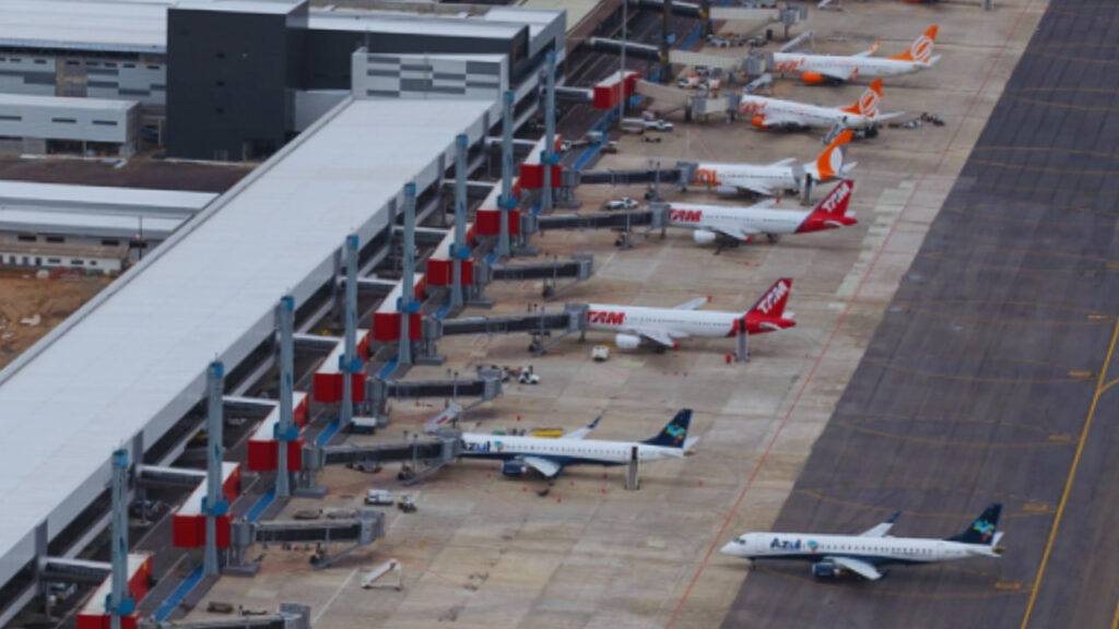 Vista aérea das aeronaves da Azul, Gol e LATAM estacionadas nos fingers do Aeroporto Internacional Afonso Pena em Curitiba.