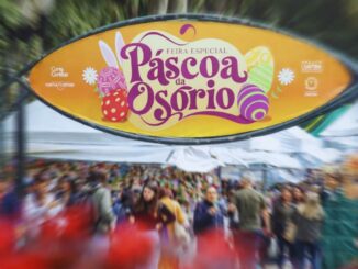 Feira Especial de Páscoa na Praça Osório, em Curitiba, com público visitando as barracas temáticas