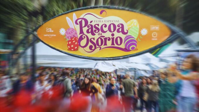 Feira Especial de Páscoa na Praça Osório, em Curitiba, com público visitando as barracas temáticas